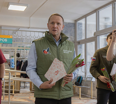 В преддверии 8 Марта активисты «Молодёжки Народного фронта» поздравили психологов ГНЦ ФМБЦ им. А.И. Бурназяна ФМБА России